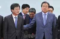 [포토] 회의장 떠나는 김무성-유승민