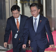 [포토] 대정부질문 참석하는 홍용표 통일부장관