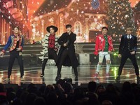 [포토] 비트원, 화려한 의상으로 무대장악