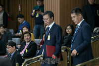 [포토] 청문회장으로 들어서는 우병우 전 민정수석