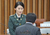 [포토] 대화 나누는 조여옥 대위와 백승주 의원