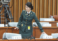 [포토] 자리에 앉는 조여옥 대위