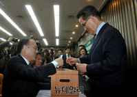 [포토] 투표하는 국민의당 박지원 의원