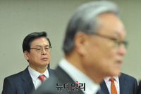 [포토] 인명진 비대위원장 기자회견 지켜보는 새누리당 지도부