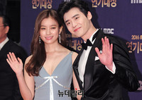 [포토] 한효주-이종석 '베스트커플상 시상'