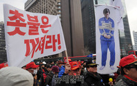[포토] 대통령 탄핵 반대집회에 등장한 손석희 사진