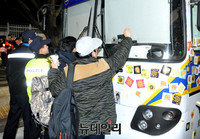 [포토] 경찰버스 운전석에 붇은 스티커 제거하는 경찰과 시민