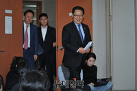 [포토] 정론관으로 들어오는 박지원 전 원내대표