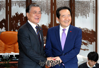 [포토] 정세균 국회의장 찾은 문재인 전 더불어민주당 대표