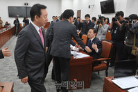 [포토] 박범계 의원과 설전 후 자리 피하는 김성태 위원장