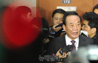 [포토] 기자들의 질문에 답하는 서청원 의원