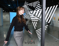 [포토] 전시장서 수줍게 등장한 배우 구혜선