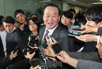 [포토] 기자들 만난 새누리당 서청원 의원