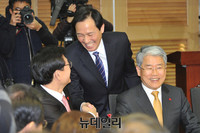 [포토] 인사 나누는 우상호-정우택