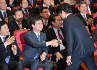 [포토] 창당발기인대회서 악수하는 정병국-유승민