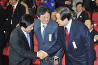 [포토] 인사 나누는 원희룡 제주지사와 김무성-유승민 의원