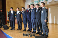 [포토] 어깨동무한 개혁보수신당 지도부