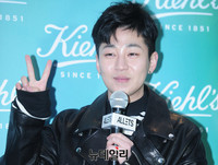 [포토] 딘딘 '키엘행사 사회 맡았어요'