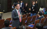 [포토] 상임전국위 지연 이유 설명하는 정우택 원내대표