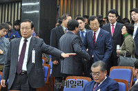 [포토] 새누리당 상임전국위원들 퇴장막는 당직자와 의원들