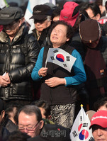 [포토] 태극기 안고 눈물흘리는 집회참가자