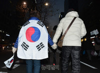 [포토] 태극기집회 참가한 부부