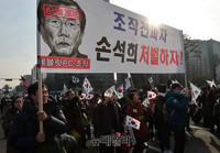 [포토] 손석희 규탄하는 태극기 집회 참가자