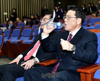 [포토] 목타는 박맹우 새누리당 사무총장