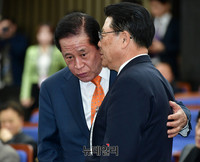 [포토] 대화나누는 박맹우-배덕광 의원