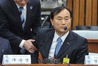 [포토] 국회경위 손에 끌려나가는 정동춘 K스포츠 이사장