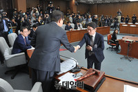 [포토] 증인선서문 받는 김성태 국조특위원장