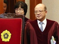 [포토] 입장하는 박한철 헌법재판소장