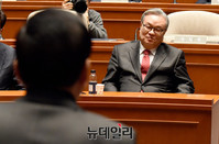 [포토] 서청원 의원 반발에 웃음으로 답하는 인명진 비대위원장