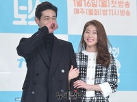 [포토] 윤박-공승연, 꿀 떨어지는 팔짱