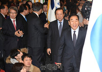 [포토] 당기 앞세워 입장하는 늘푸른한국당 이재오·최병국 공동대표