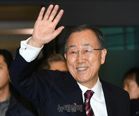 [포토] 환영받으며 입국한 반기문 