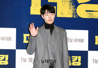 [포토] 류준열 '수줍은 손인사'