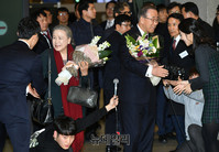 [포토] 환영 꽃다발 받는 반기문 전 유엔사무총장