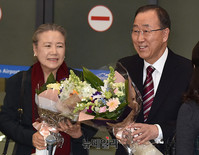 [포토] 환영꽃다발 든 반기문 전 유엔사무총장-유순택 여사