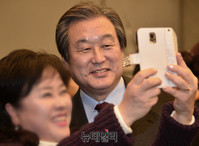[포토] 지지자와 사진찍는 김무성 전 새누리당 대표