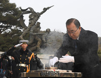 [포토] 분향하는 반기문 전 유엔사무총장