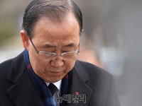 [포토] 학도의용군 무명용사탑 참배하는 반기문 전 유엔사무총장