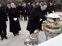 [포토] 김영삼 전 대통령 묘역 참배하는 반기문 전 유엔사무총장