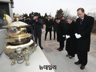 [포토] 김대중 전 대통령 묘역 참배하는 반기문 전 유엔사무총장