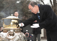 [영상] 박정희 대통령 묘역찾은 반기문