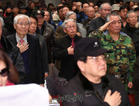 [포토] 국민의례하는 조갑제-허평환