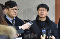 [포토] 기자회견 후 질문에 답하는 노승일, 박헌영