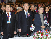 [포토] 국민의례하는 반기문 전 사무총장-유순택 여사
