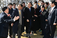 [포토] 선친 묘역 찾은 반기문 전 유엔사무총장 내외