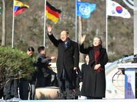 [포토] 음성군민 환영회서 손흔드는 반기문 전 사무총장 내외